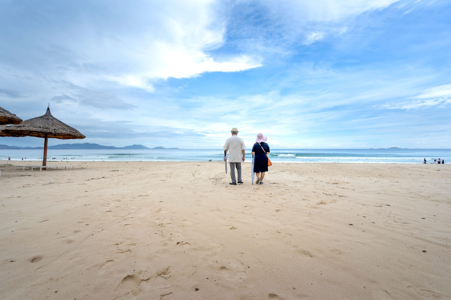 Coppia di pensionati in spiaggia in Tunisia